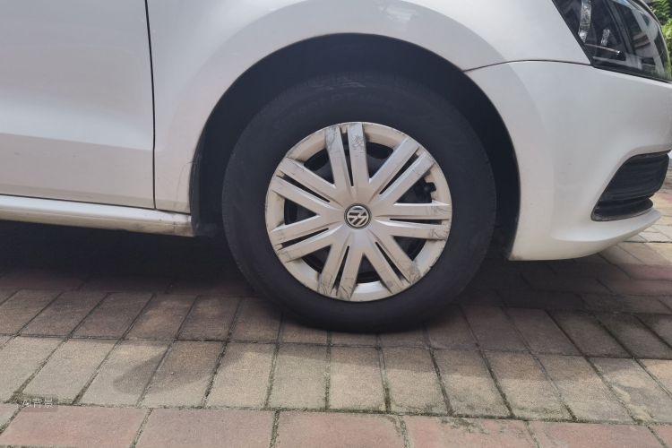 Volkswagen Polo 2015 car image #9