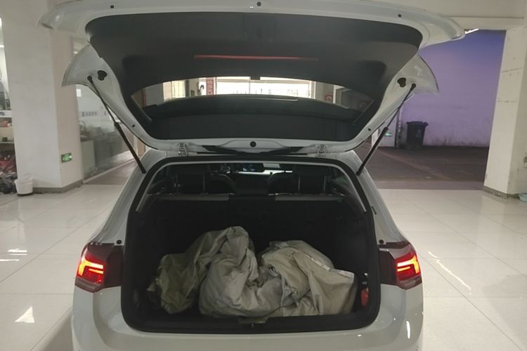 Volkswagen Golf 2023 car image #19