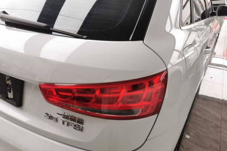 Audi Q3 2015 car image #8