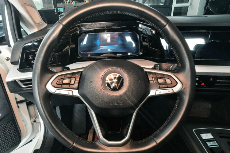 Volkswagen Golf 2023 car image #29