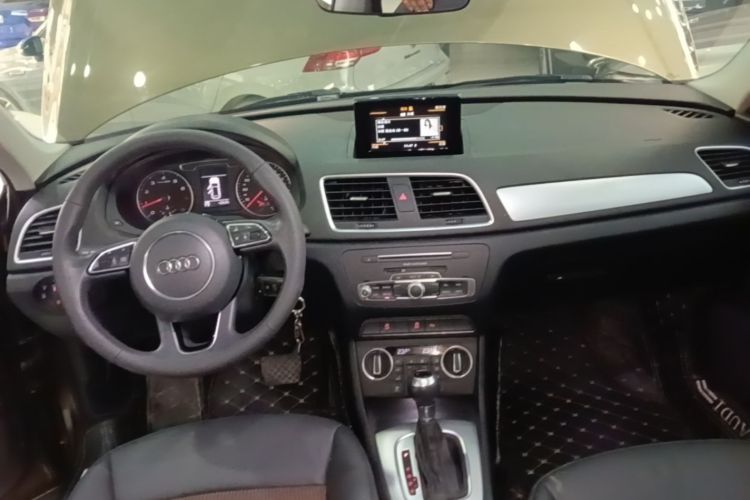 Audi Q3 2019 car image #10