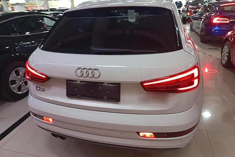 Audi Q3 2018 car image #6