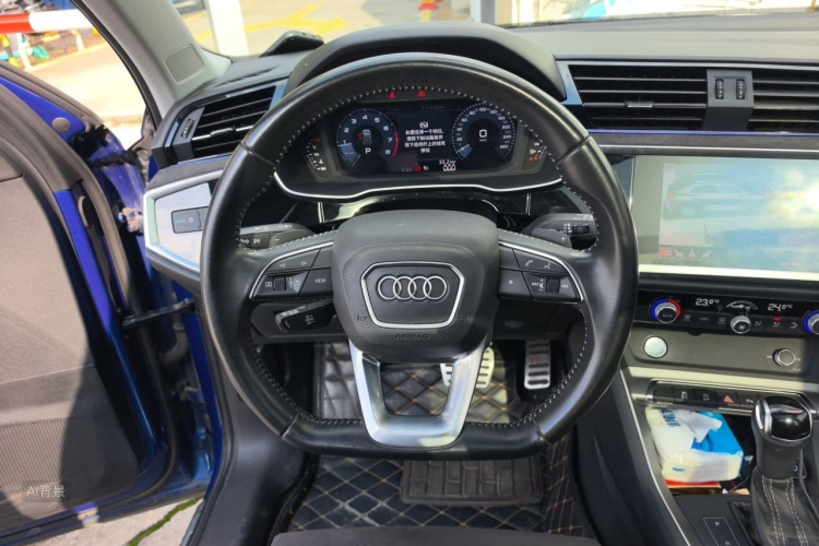 Audi Q3 2019 car image #12