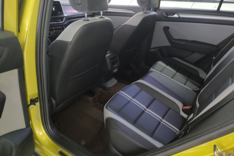 Volkswagen T-Roc 2023 car image #13