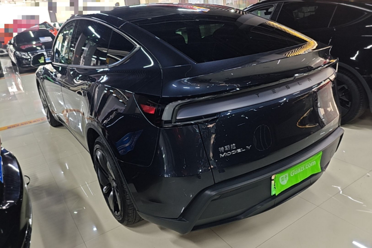 Tesla Model Y 2025 #5 Tesla Model Y 2025 car image #5