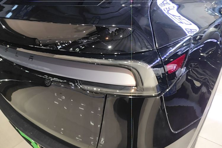 Tesla Model Y 2025 immagine di auto #8