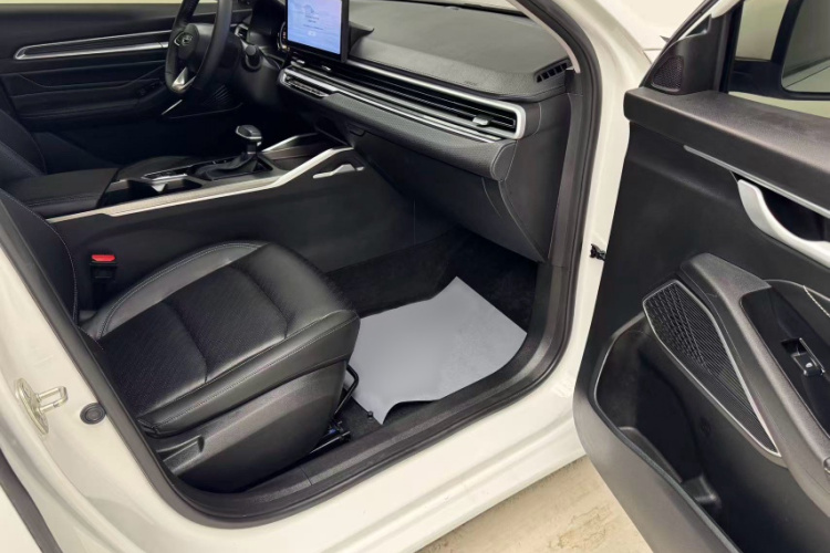GEELY Emgrand 2023 car image #16