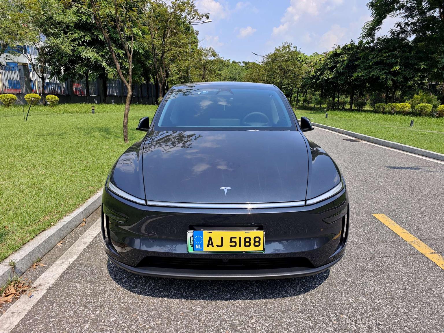 Tesla Model Y 2025 #2 Tesla Model Y 2025 car image #2