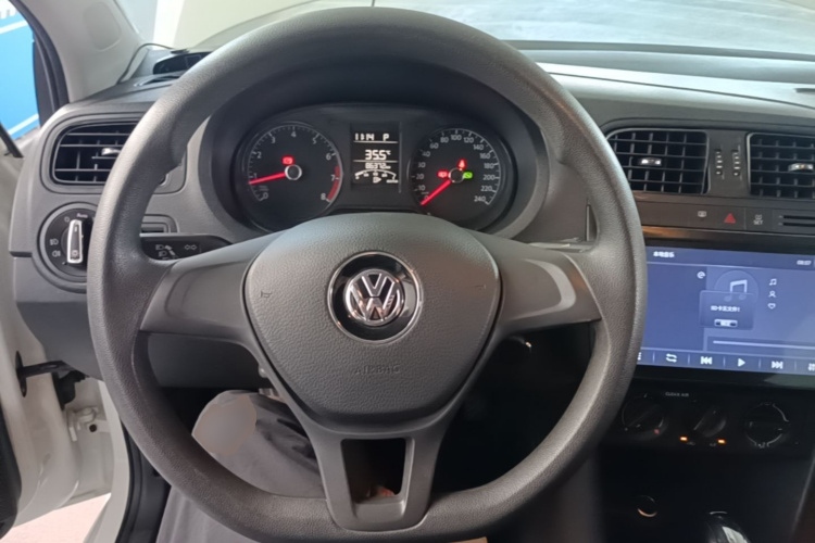 Volkswagen Polo 2018 car image #11