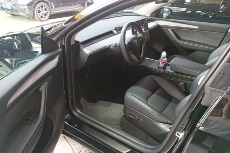 Tesla Model Y 2024 #16 Tesla Model Y 2024 car image #16