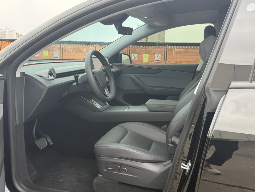 Tesla Model Y 2025 car image #4