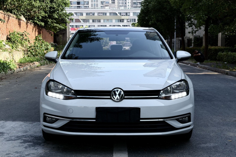 Volkswagen Golf 2018 car image #3