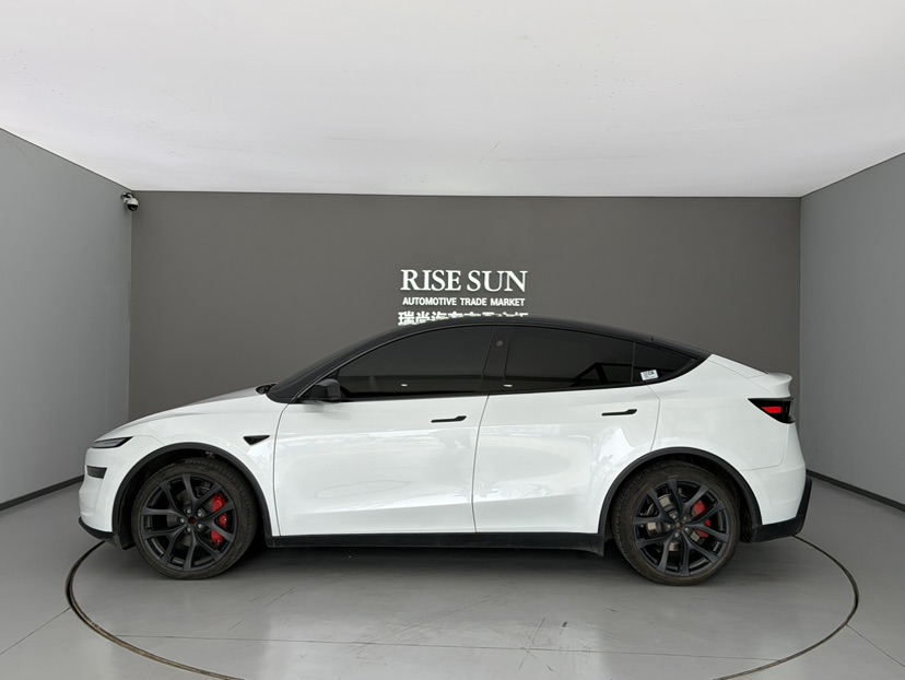 Tesla Model Y 2025 #4 Tesla Model Y 2025 car image #4