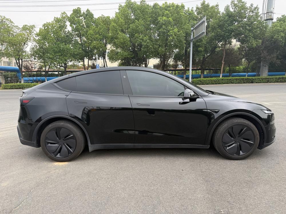 Tesla Model Y 2025 car image #8