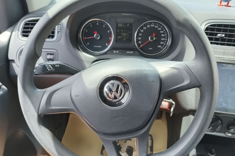 Volkswagen Polo 2016 car image #11