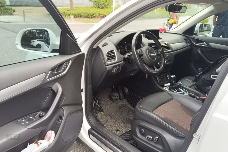 Audi Q3 2017 car image #18