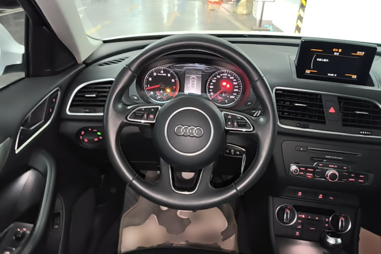 Audi Q3 2017 car image #11