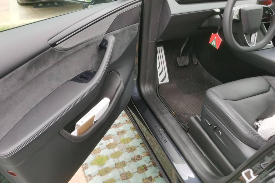 Tesla Model Y 2025 car image #25