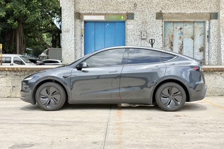 Tesla Model Y 2025 #5 Tesla Model Y 2025 car image #5