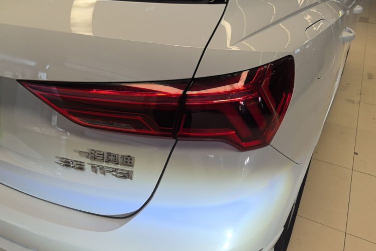 Audi Q3 2020 car image #8