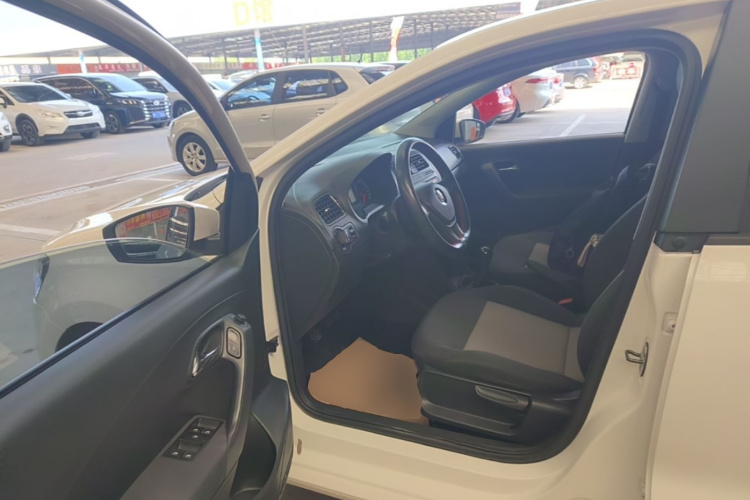 Volkswagen Polo 2019 car image #16