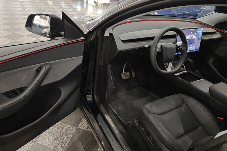 Tesla Model Y 2025 #16 Tesla Model Y 2025 car image #16