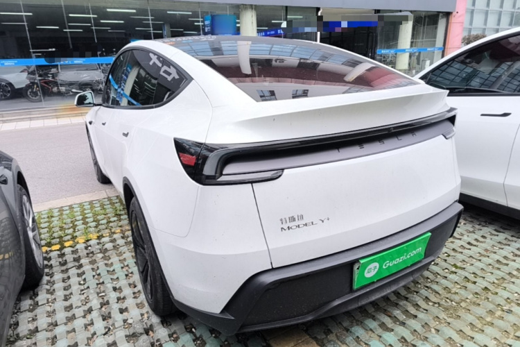Tesla Model Y 2025 #5 Tesla Model Y 2025 car image #5
