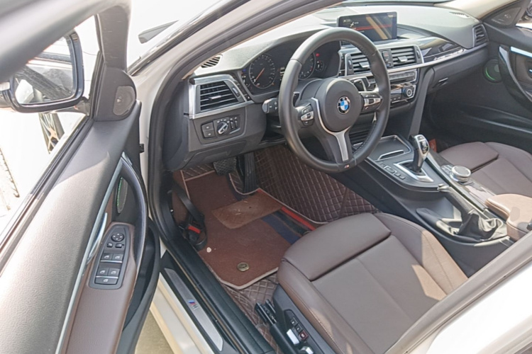 BMW 3 Series 2018 car image #16