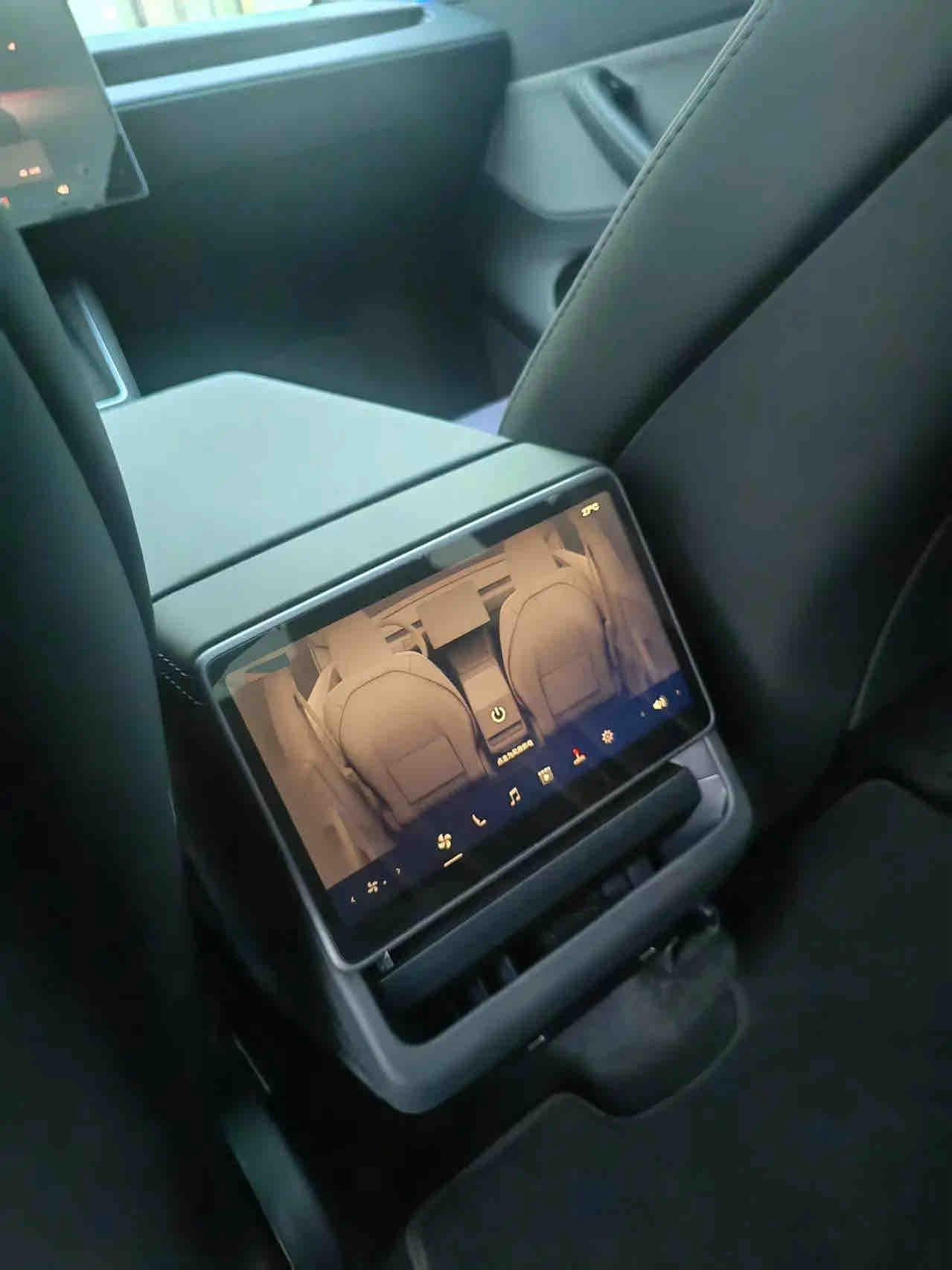 Tesla Model Y 2026 #4 Tesla Model Y 2026 immagine di auto #4