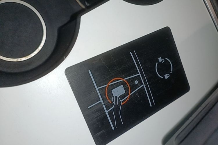 Tesla Model Y 2023 car image #9