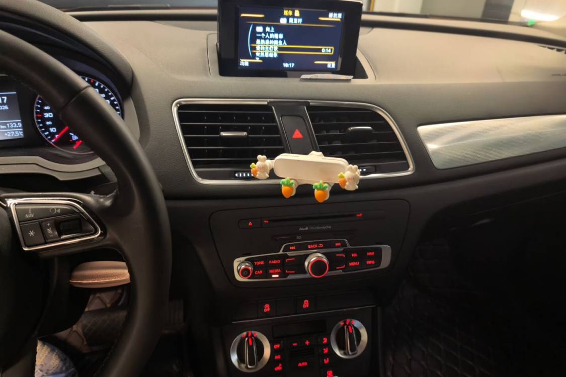 Audi Q3 2016 car image #26