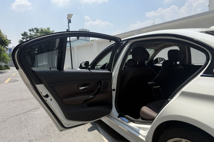 BMW 3 Series 2018 car image #14