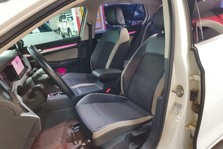 Volkswagen Golf 2021 car image #15