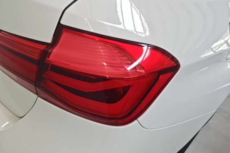 BMW 3 Series 2019 car image #8