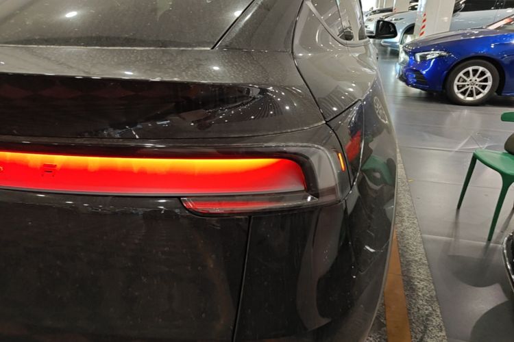 Tesla Model Y 2025 #8 Tesla Model Y 2025 car image #8
