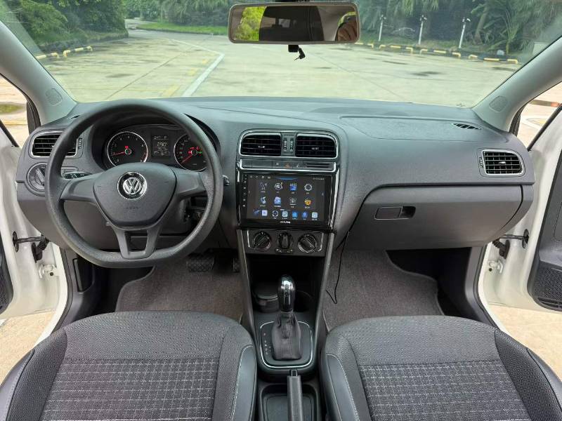 Volkswagen Polo 2015 car image #9