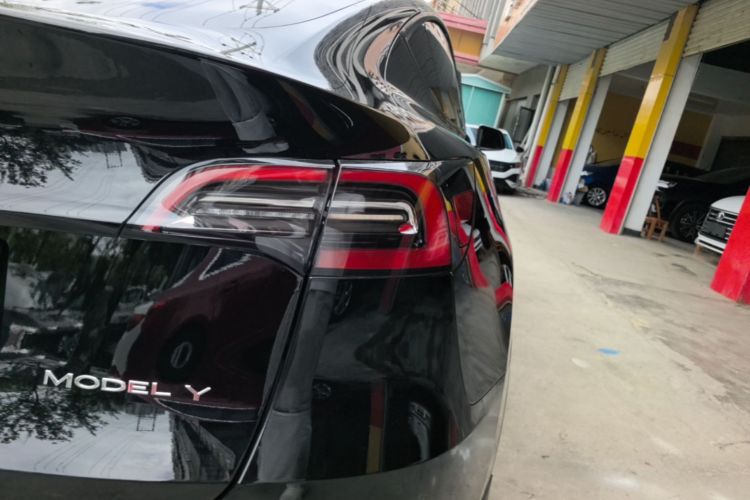 Tesla Model Y 2021 car image #8