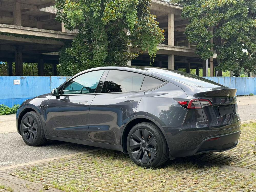 Tesla Model Y 2024 #4 Tesla Model Y 2024 car image #4