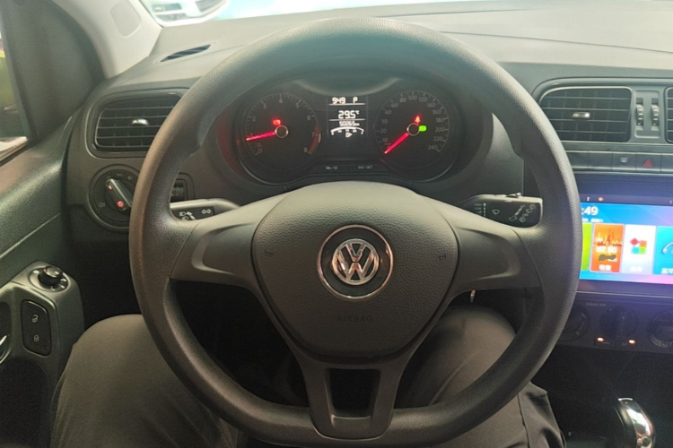 Volkswagen Polo 2018 car image #11