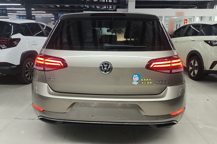 Volkswagen Golf 2018 car image #6
