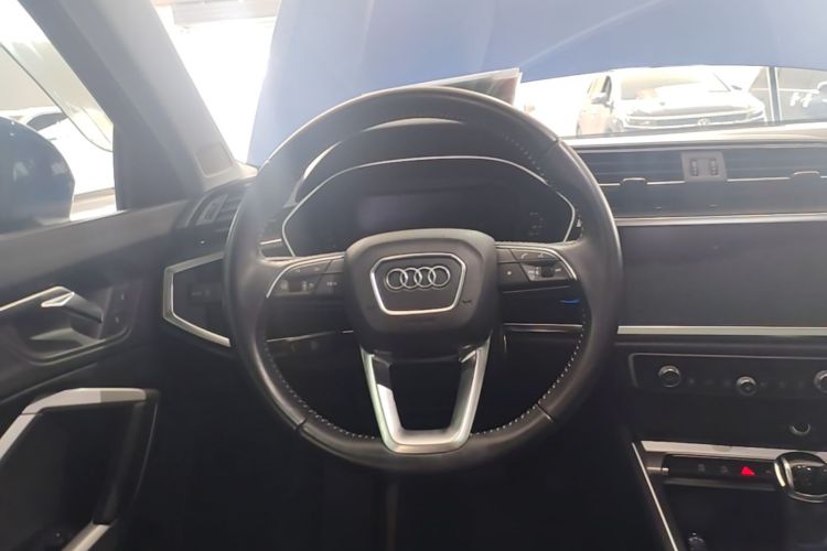 Audi Q3 2019 car image #11