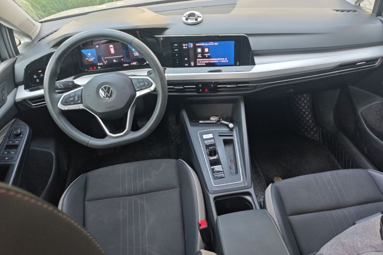 Volkswagen Golf 2023 car image #10