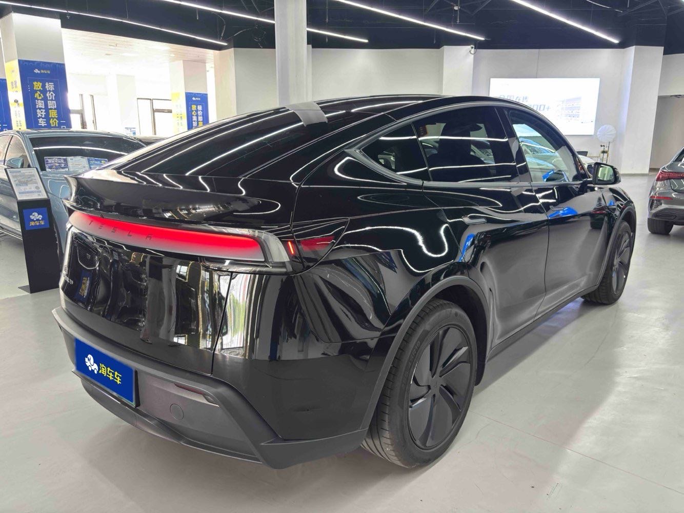 Tesla Model Y 2025 #5 Tesla Model Y 2025 car image #5