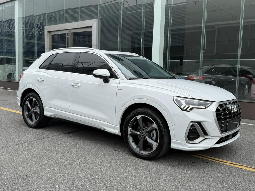 Audi Q3 2022 car image #3