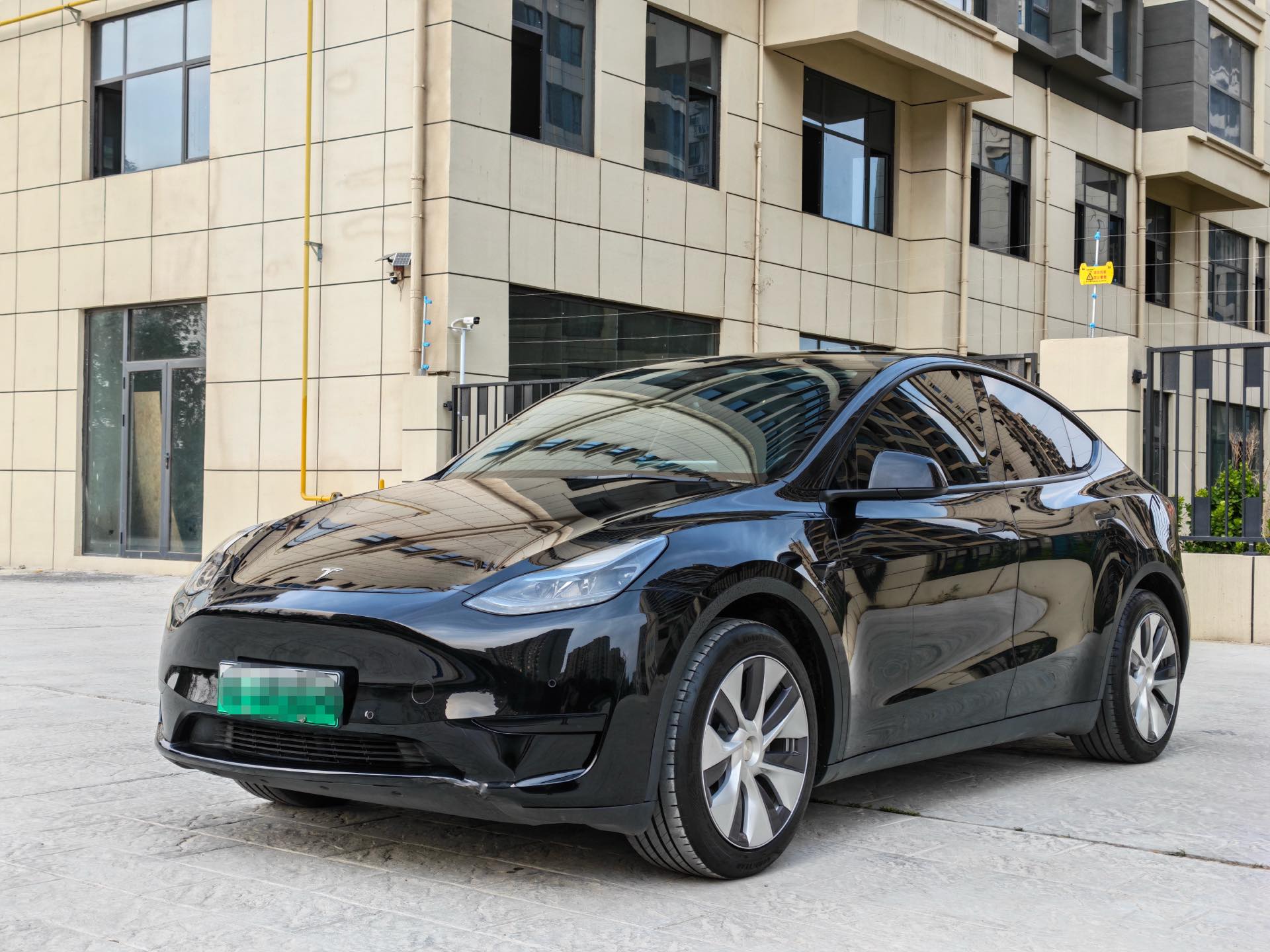 Tesla Model Y 2023 car image 