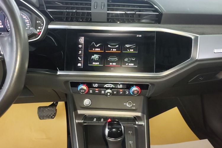 Audi Q3 2020 car image #13