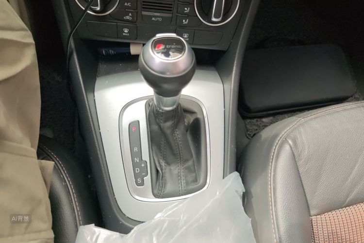 Audi Q3 2018 car image #16