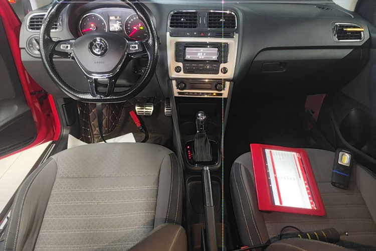Volkswagen Polo 2015 car image #10