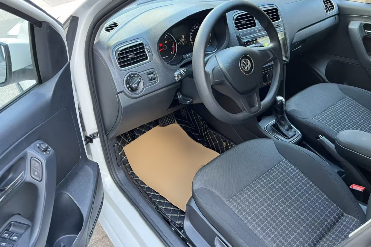 Volkswagen Polo 2016 car image #16
