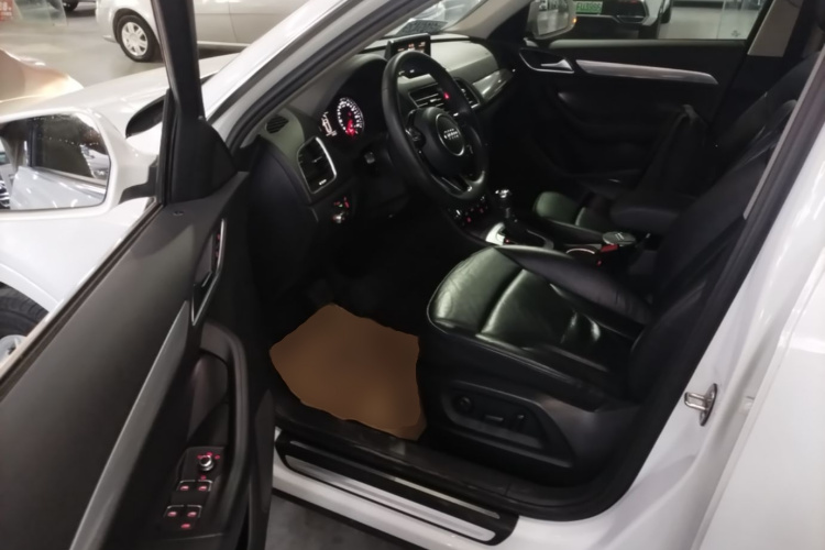 Audi Q3 2015 car image #12